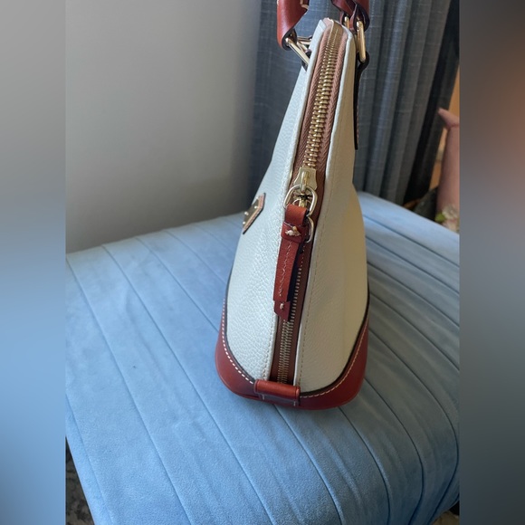 Dooney and Bourke bag - Picture 3 of 8